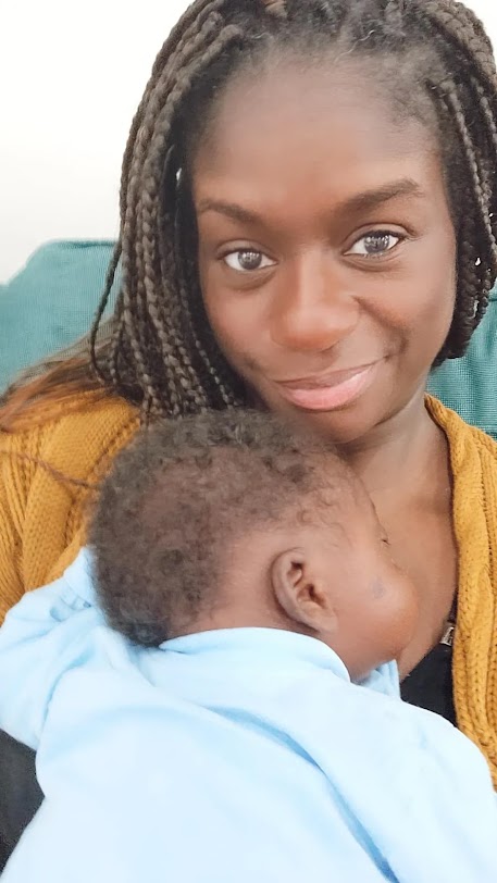 une femme tenant un bébé